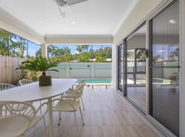 St Crispins Villa 1 with private heated Pool，位于道格拉斯港的酒店