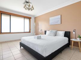 Serene and Spacious King Room in Liverpool - Quiet Yet Central - Shared Bathroom，位于利物浦的酒店
