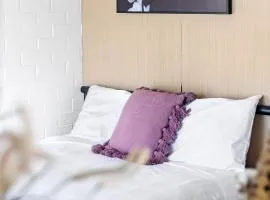 Quiet Crescent Stay in Liverpool - Comfortable Double Room - Shared Bathroom