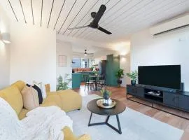 Casuarina Calm - Boutique Penthouse by the Foreshore