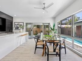 St Crispins Villa 2 with private heated Pool，位于道格拉斯港的酒店