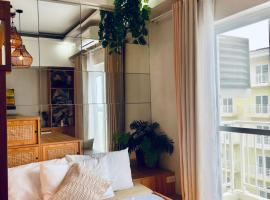 Cozy Layover Pad, 633B Amani, 4 Mins Airport , Poolview & Netflix，位于Pusok的酒店