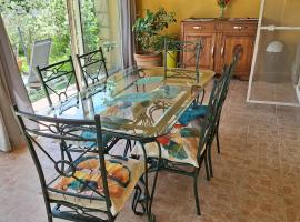 Maison Rustrel entre ocres et lavandes 3 chambres，位于吕斯特勒的酒店