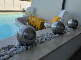 Residence Del Lago，位于代森扎诺-德尔加达的酒店