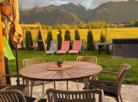 Mountain villa Aleksia- with JACUZZI，位于拉兹洛格的酒店