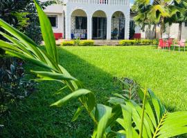 Akogo House - BnB , Hostel, Backpackers & Volunteer Center，位于蒙巴萨的酒店