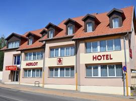 Hotel Merlot，位于埃格尔的带停车场的酒店