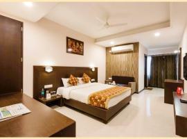 HOTEL PARK PALACE Near Shri Mahakaleshwar Jyotirlinga Temple - Fully Air Conditioned And Well Decorated Rooms With Free Wi-Fi Facility - Restaurant And Free Parking Available，位于乌贾因的酒店