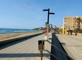 Spacious casa con 3 dormitorios para 9 personas y en primera línea del mar，位于奥罗佩萨德尔马的酒店