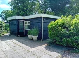 Knusse bungalow met binnen en buitenzwembad op het park，位于埃尔默洛的酒店