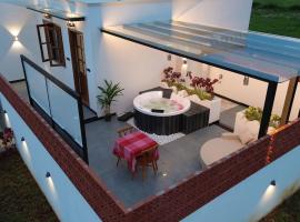 Romantic Jacuzzi Villa in Bangalore - Juliet Vista，位于Denkanikota的酒店
