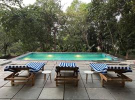 Independent Villa with private pool in Siolim Goa，位于Oxel的酒店