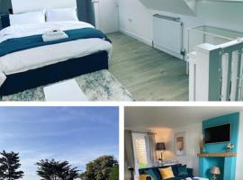 The Bolt Hole Hythe panoramic coast and sea views，位于Kent的酒店