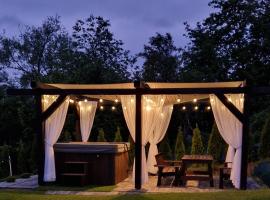 Domek na Folwarku z jacuzzi，位于Tarnawa Dolna的酒店