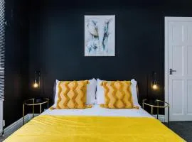 Luxury 1 bedrooom house, sleeps 4, free parking