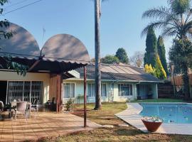 Spacious Entire House in Menlyn, Sleeps 8, Ideal for Groups，位于比勒陀利亚的酒店