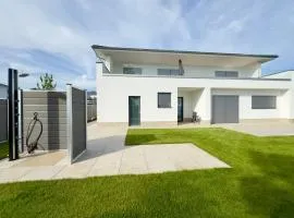 luxuriöse Villa Möwengeflüster - 220qm große Ferienwohnung für bis zu 8 Gästen mit Sauna direkt am Goitzschesee