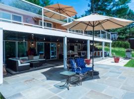 Sun Drenched Lakefront Cove，位于蒙蒂塞洛的酒店