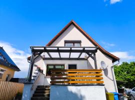 Ferienhaus Isabel mit Pool und Garten N&auml;he Quedlinburg，位于Gernrode - Harz的带泳池的酒店