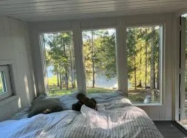 idyllisk hytte ved vannet