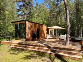 Telise TinyOne is a modern forest cabin with a cozy hot tub，位于Vööla的酒店