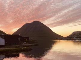 Small renovated boathouse down by the sea，位于克拉克斯维克的酒店