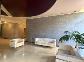 Moderno apto en Pocitos con piscina，位于蒙得维的亚的带泳池的酒店