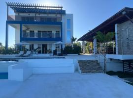 Luxury Beach Front Villa with Private pool and stunning Ocean View!，位于蓬塔露奇亚的带热水浴缸的酒店