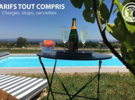 Gîte charmant avec piscine, jardin, et produits fermiers à Saint-André-d'Apchon - FR-1-496-142，位于Saint-André-dʼApchon的酒店