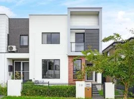 Entire home in Austral, Australia