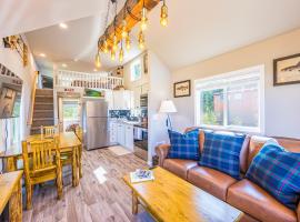 Rainforest Tiny Home Retreat Fishing Cabin，位于福克斯的小屋