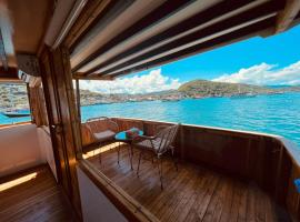 Boat With Shared Trip，位于纳闽巴霍的酒店