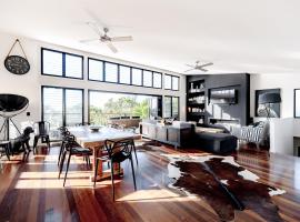 Beachside Beauty, Views, Pool, Walk onto Sand，位于Marcus Beach的酒店