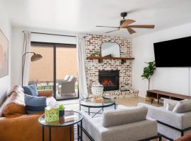 Stylish Condo in Village Oak Creek with Pool and Hot Tubs，位于塞多纳的酒店