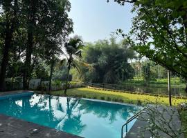 Riverside Private Pool Villa in Kochi - Ohstayz Whispering Grove，位于Denkanikota的酒店