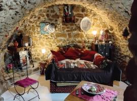 Cave SERAPHIE，位于Saint-Michel-de-Chabrillanoux的酒店