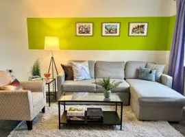 Bright, artsy 3BR home with parking & long term stay