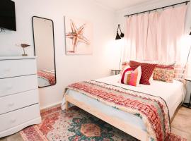 Palm Sol，位于泰比岛的带停车场的酒店