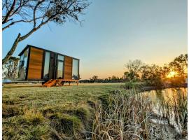 Turtle Island Lakeside Tiny House by Tiny Away，位于Toogoom的酒店