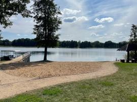 Cozy House by Galuonai Lake - Jauki 3 miegamųjų sodyba 200 m nuo Galuonų ežero，位于Inturkė的酒店