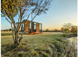 Turtle Island Lakeside Tiny House 2 by Tiny Away，位于Toogoom的小屋