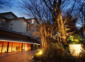 西村屋招月庭，位于丰冈市切浜海滩附近的酒店