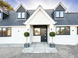 NEW! Stunning & Huge 5BR with Parking & Garden - Perfect for Families & Groups! Excellent Location