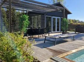 Stuga på landet med egen pool, vedeldad badtunna och bastu