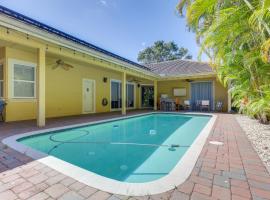 5 Mi to Jupiter Beach Park Poolside Oasis!，位于朱庇特的酒店