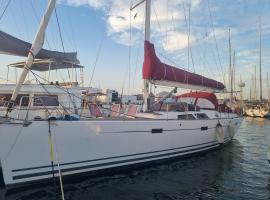 LUNA BAY, voilier 3 cabines 2 sdb en ville，位于塞特港的船屋