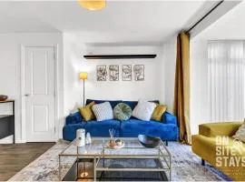 OnSiteStays - 4 Large Bedrooms 3 Bathrooms 1 WC Parking Garden & Wifi