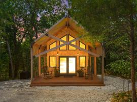 Cedar Creek - Glamping in the Ozarks，位于Walnut Shade的酒店