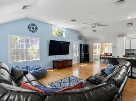 Short Walk to Swan Pond Hot Tub，位于丹尼斯的酒店