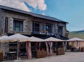Hostal Restaurante MarRojo Sanabria，位于Requejo的酒店